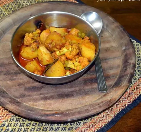 Aloo Phulkopir Dalnae Recipe