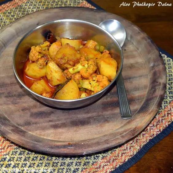 Aloo Phulkopir Dalna Recipe